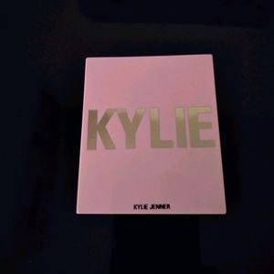 Kylie Jenner Pressed Illuminating Powder.